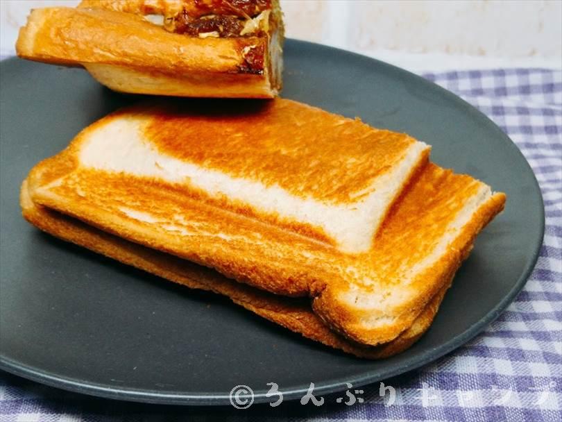 ホットサンドメーカーで焼いた後のカツサンドを半分に切った状態