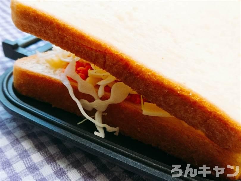 ホットサンドメーカーで焼く前の鮭フレークホットサンド