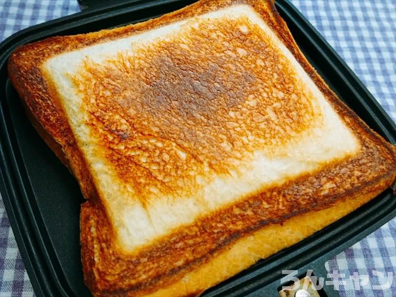 ホットサンドメーカーで焼いた後の鮭フレークホットサンド