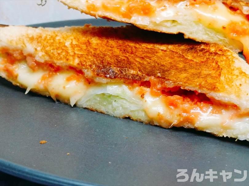 ホットサンドメーカーで焼いた後の鮭フレークホットサンドを半分に切った状態