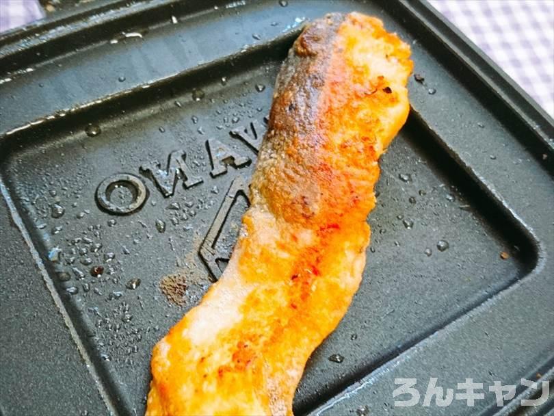 ホットサンドメーカーで焼いた後の鮭の皮目