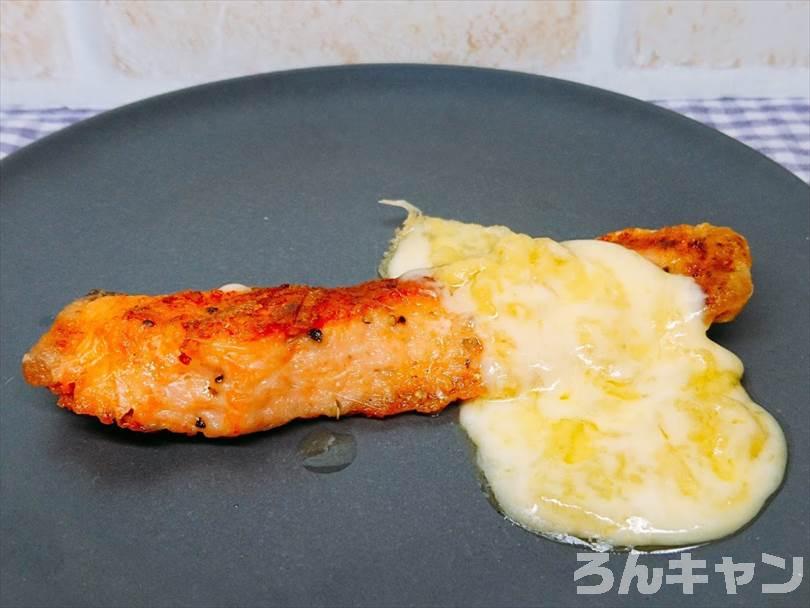 ホットサンドメーカーで焼いた後の鮭をお皿に盛り付けた状態