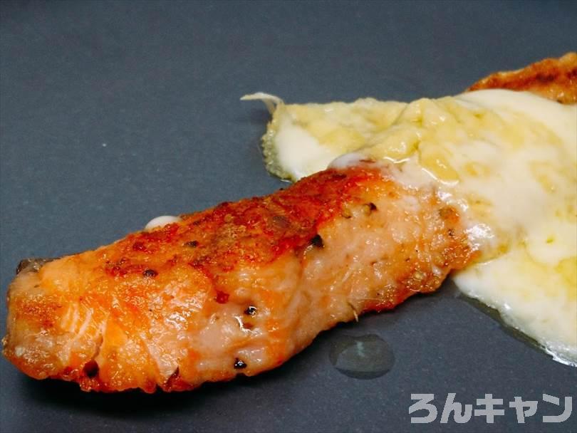 ホットサンドメーカーで焼いた後の鮭をお皿に盛り付けた状態