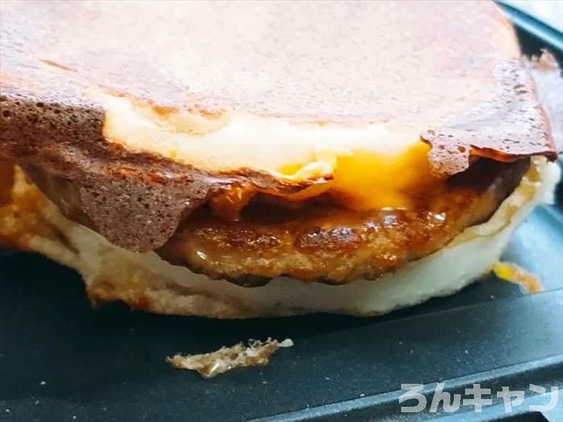 ホットサンドメーカーで焼いた後のソーセージエッグマフィン