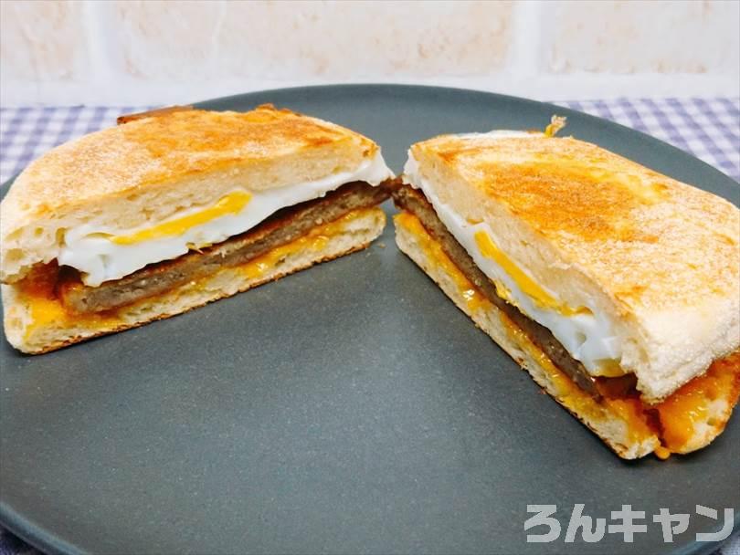 ホットサンドメーカーで焼いた後のソーセージエッグマフィンを半分に切った状態