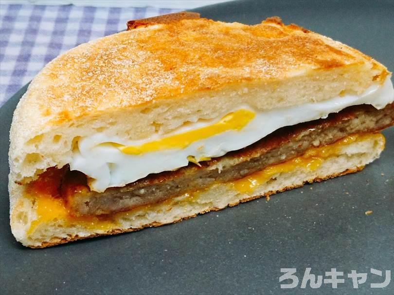 ホットサンドメーカーで焼いた後のソーセージエッグマフィンを半分に切った状態