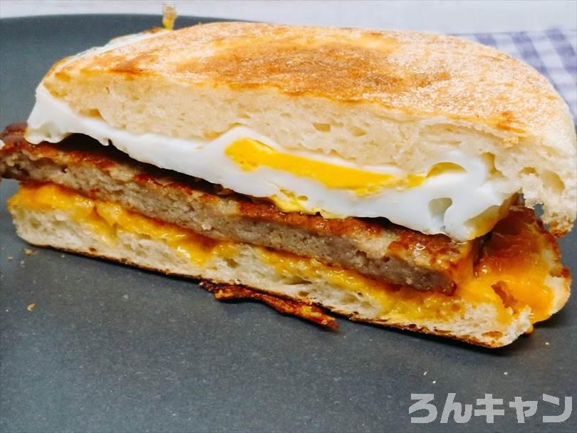 ホットサンドメーカーで焼いた後のソーセージエッグマフィンを半分に切った状態