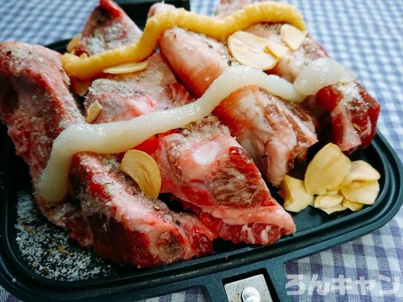 ホットサンドメーカーで焼く前のスペアリブ（クレイジーソルト、にんにく、しょうが）