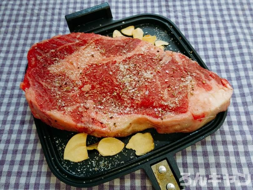 ホットサンドメーカーで焼く前のステーキ