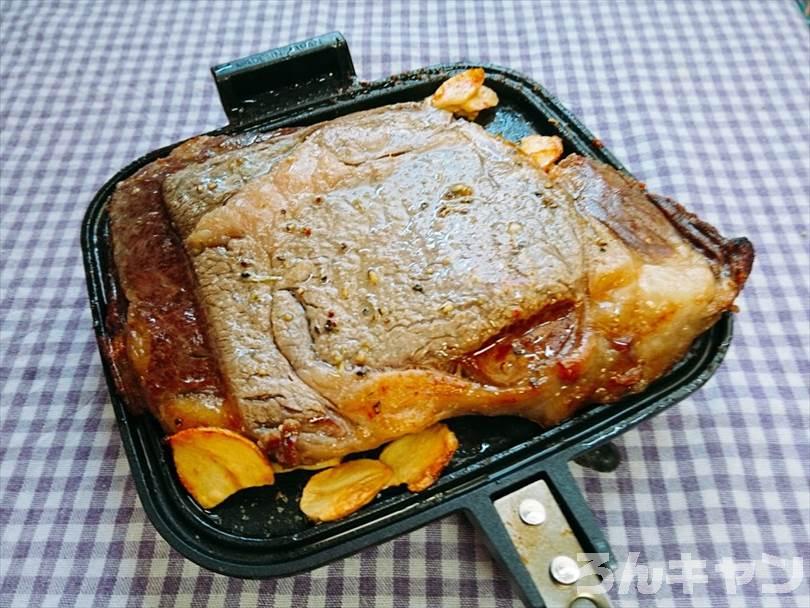 ホットサンドメーカーで焼いた後のステーキ