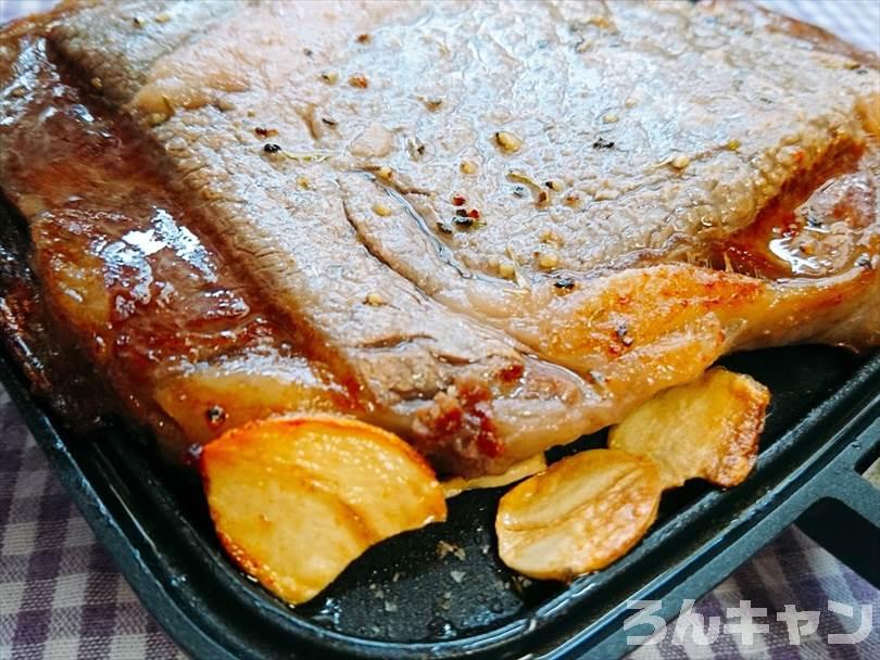 ホットサンドメーカーで焼いた後のステーキ