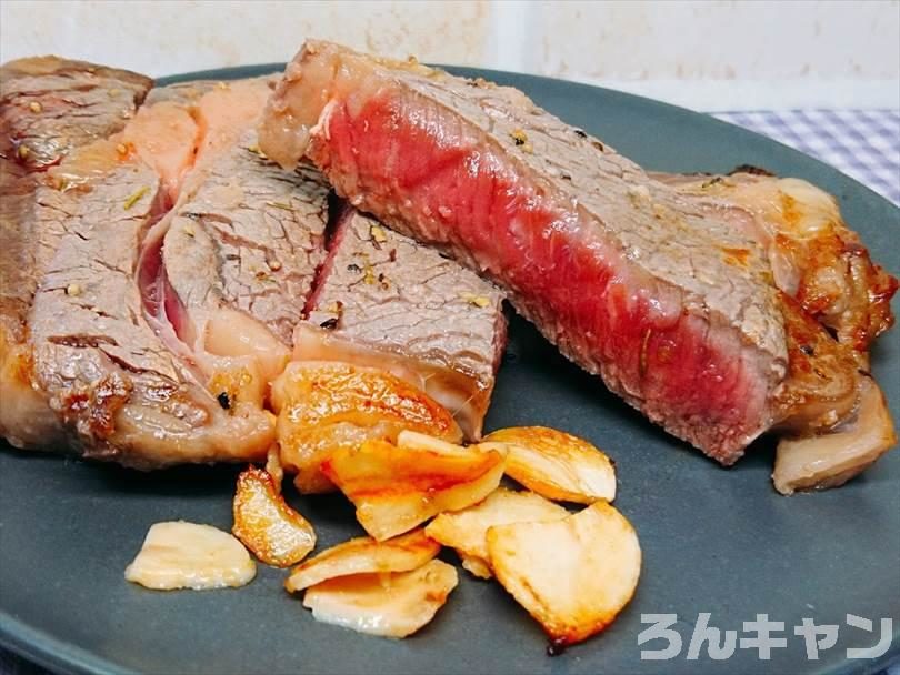 ホットサンドメーカーで焼いた後のステーキの断面ショー（レアすぎ）