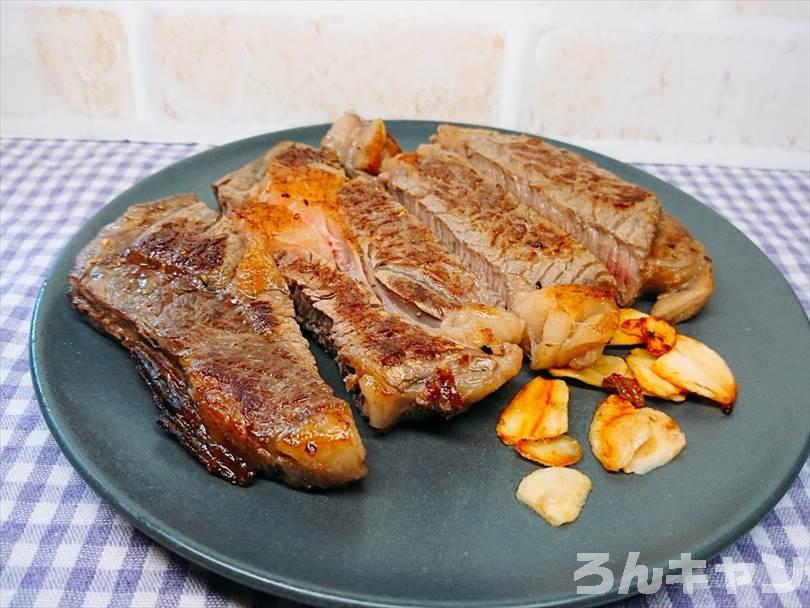 フライパンで焼き直した後のステーキ