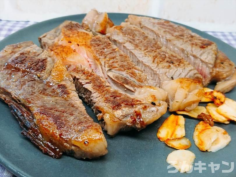 フライパンで焼き直した後のステーキ