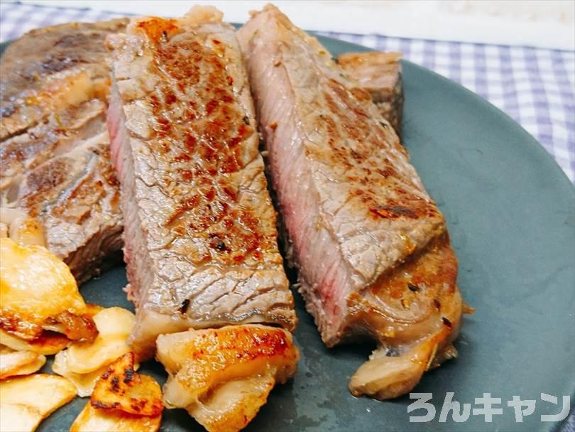 フライパンで焼き直した後のステーキ