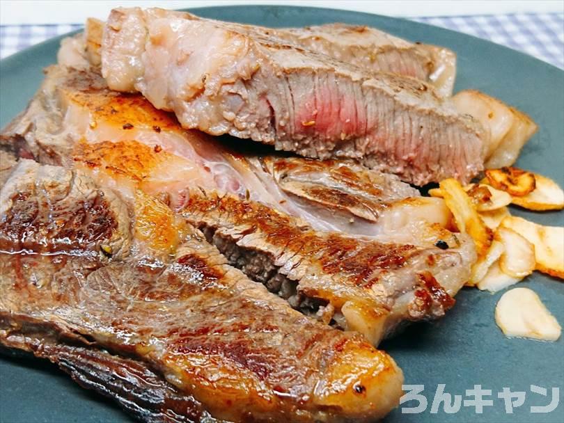 フライパンで焼き直した後のステーキ