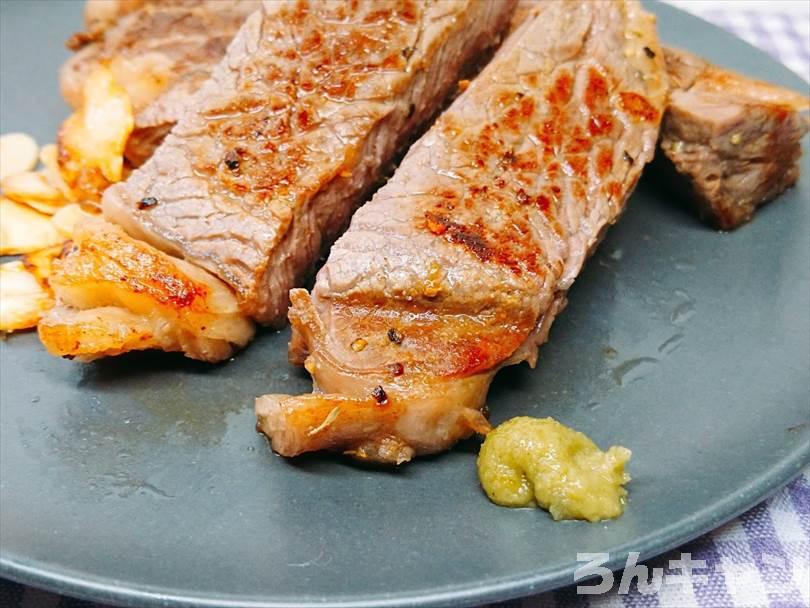 フライパンで焼き直した後のステーキに味変の柚子胡椒をそえた