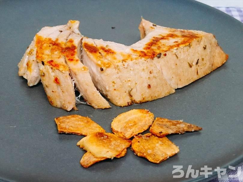 ホットサンドメーカーで焼いた後のまぐろステーキをお皿に並べた状態