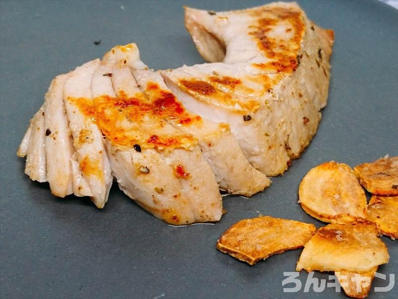 ホットサンドメーカーで焼いた後のまぐろステーキをお皿に並べた状態