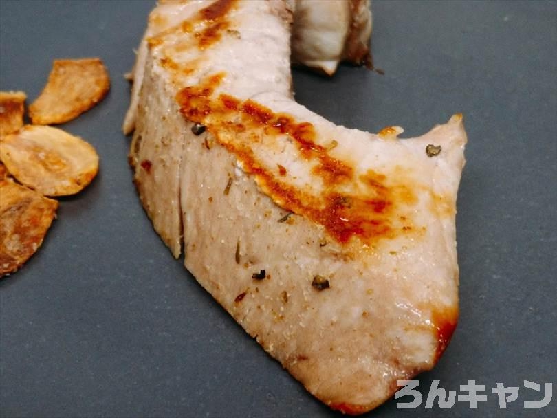 ホットサンドメーカーで焼いた後のまぐろステーキをお皿に並べた状態