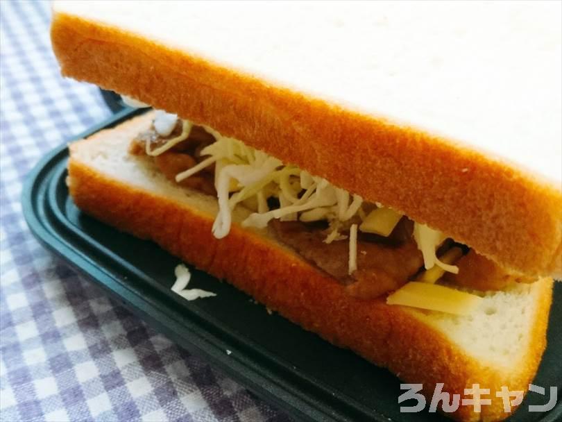 ホットサンドメーカーで焼く前の焼き肉ホットサンド