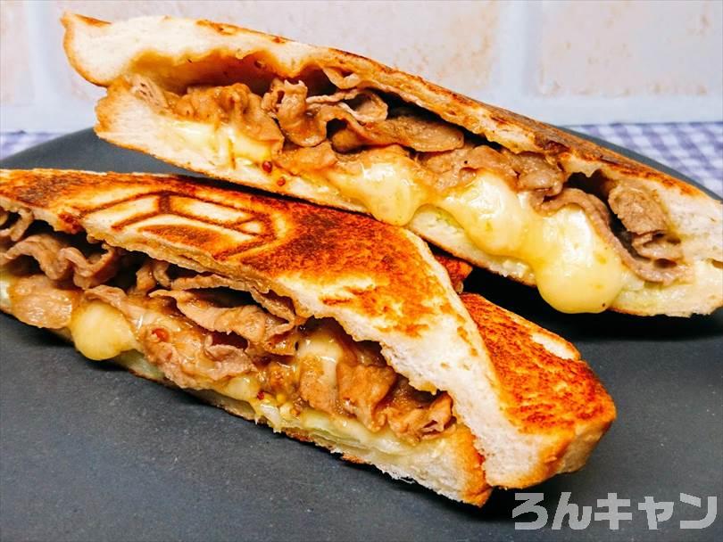 ホットサンドメーカーで焼いた後の焼き肉ホットサンドを半分に切った状態