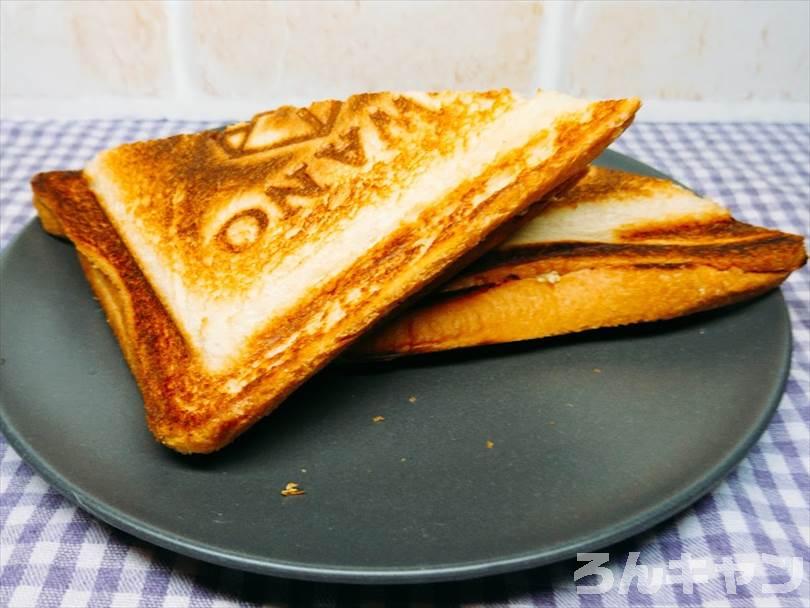 ホットサンドメーカーで焼いた後の焼き肉ホットサンドを半分に切った状態