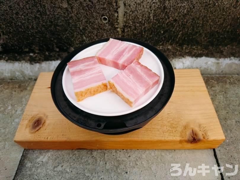 燻製器でスモークする前のベーコン