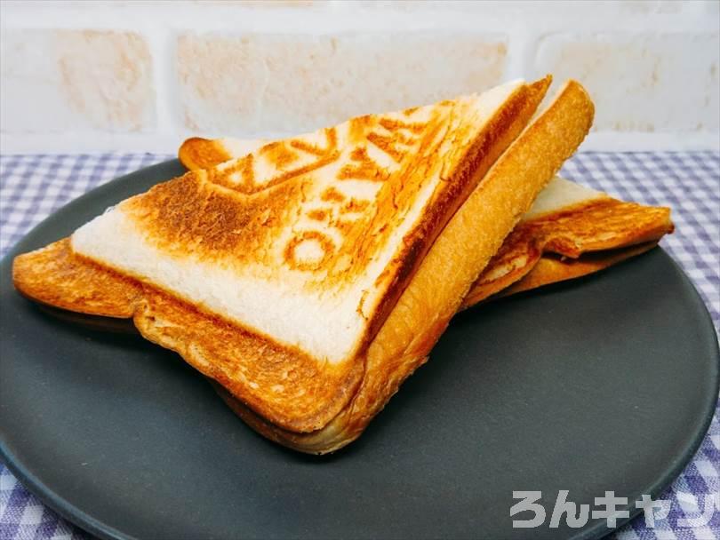 ホットサンドメーカーで焼いた後のクリームチーズ&バナナのホットサンドを半分に切った状態