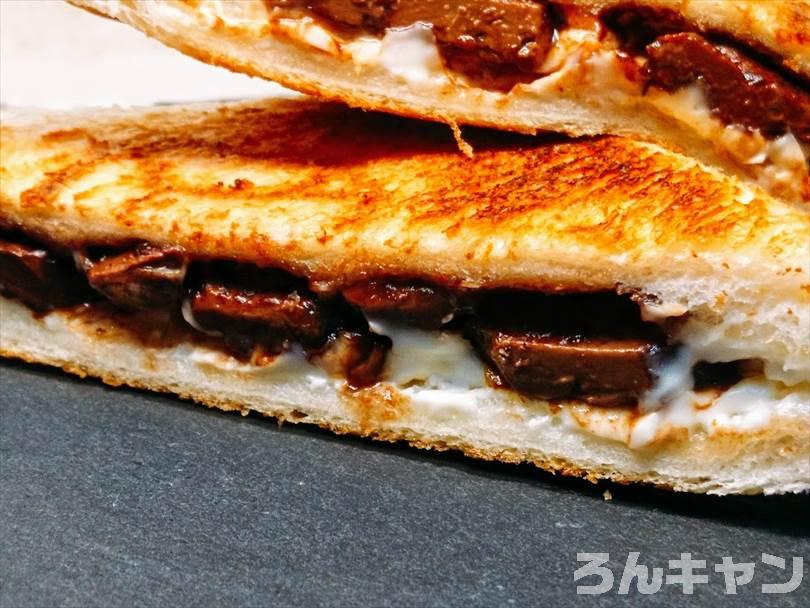 ホットサンドメーカーで焼いた後のチョコレート&クリームチーズのホットサンドを半分に切った状態