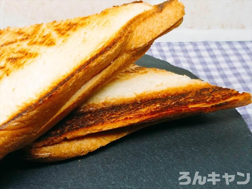 ホットサンドメーカーで焼いた後のチョコレート&クリームチーズのホットサンドを半分に切った状態