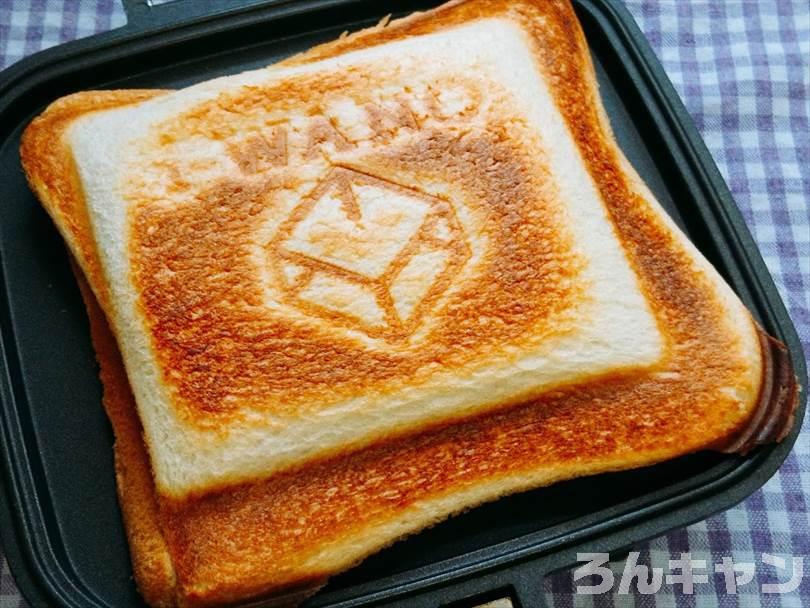ホットサンドメーカーで焼いた後のシュークリームのホットサンド