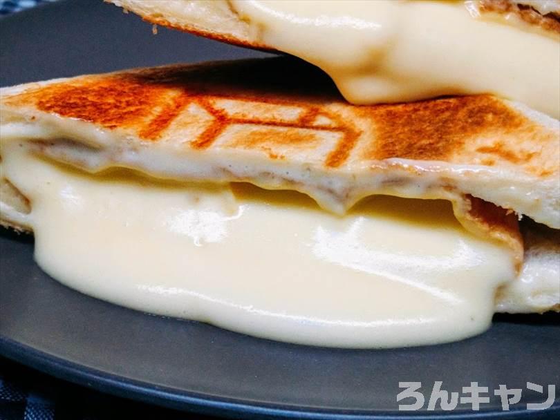 ホットサンドメーカーで焼いた後のシュークリームのホットサンドを半分に切った状態