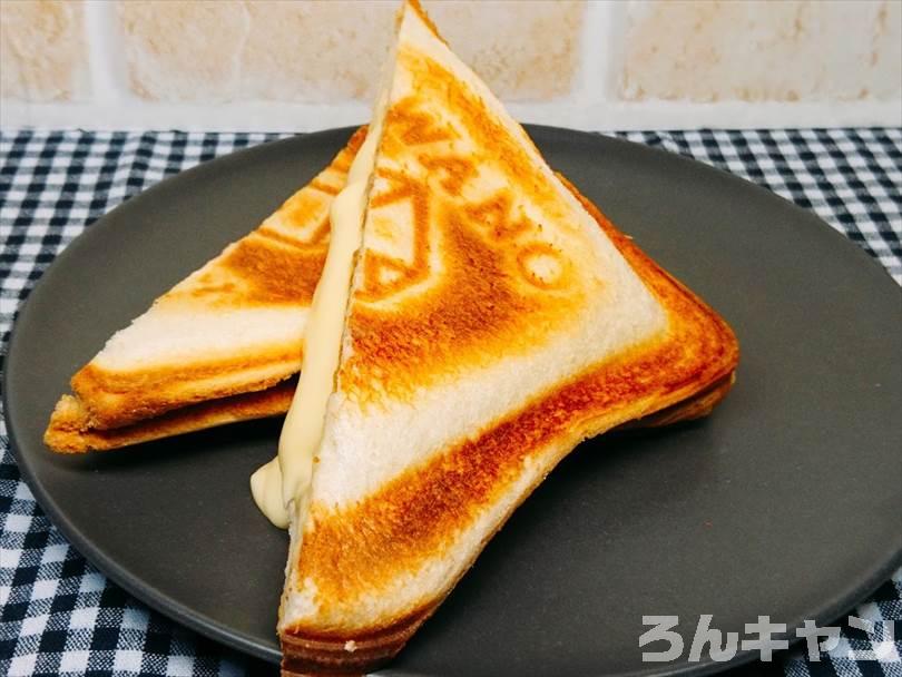 ホットサンドメーカーで焼いた後のシュークリームのホットサンドを半分に切った状態