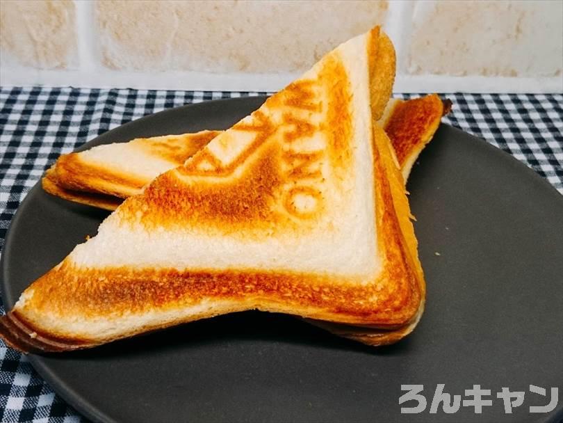 ホットサンドメーカーで焼いた後のシュークリームのホットサンドを半分に切った状態