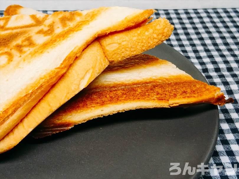 ホットサンドメーカーで焼いた後のシュークリームのホットサンドを半分に切った状態