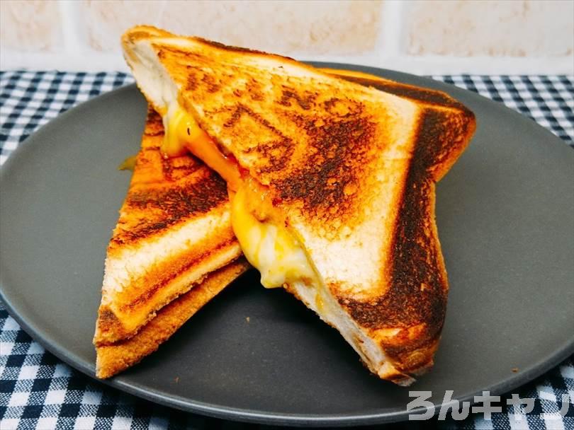 ホットサンドメーカーで焼いた後の半熟たまご&とろとろチーズのホットサンドを半分に切った状態