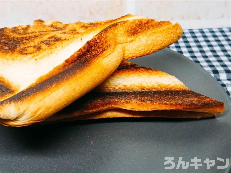 ホットサンドメーカーで焼いた後の半熟たまご&とろとろチーズのホットサンドを半分に切った状態