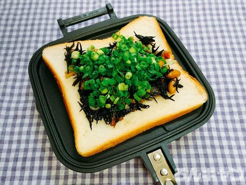 ホットサンドメーカーで焼く前のひじきと油揚げのホットサンド