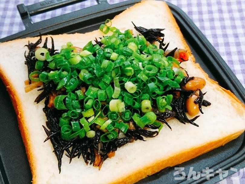 ホットサンドメーカーで焼く前のひじきと油揚げのホットサンド