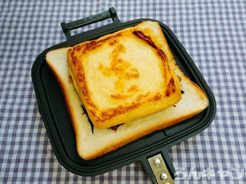 ホットサンドメーカーで焼く前のひじきと油揚げのホットサンド