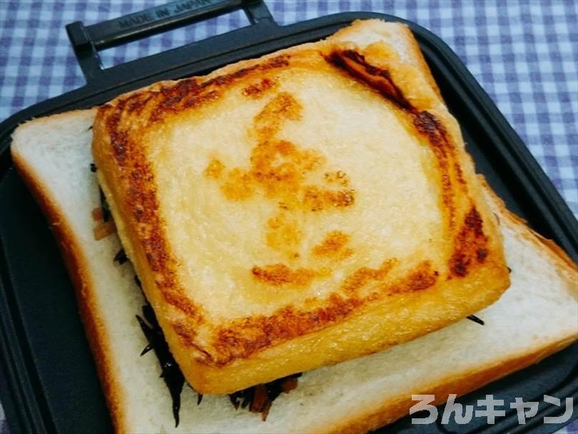 ホットサンドメーカーで焼く前のひじきと油揚げのホットサンド