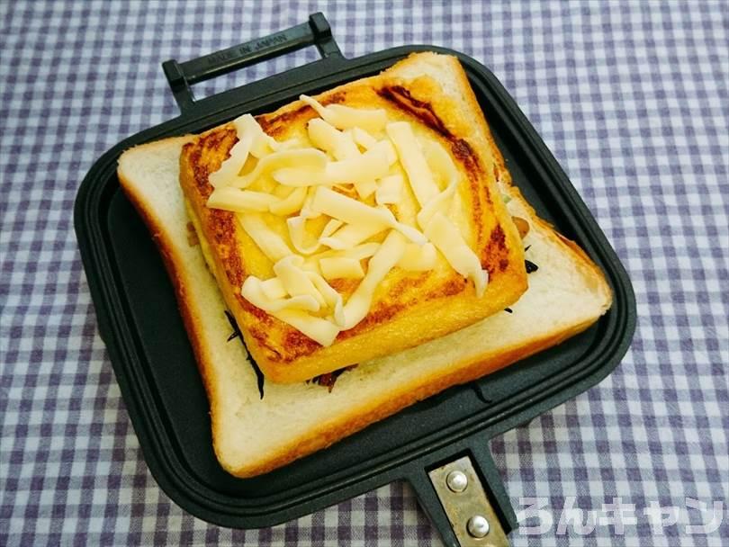 ホットサンドメーカーで焼く前のひじきと油揚げのホットサンド