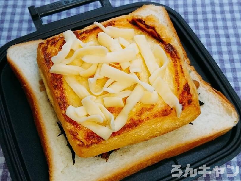 ホットサンドメーカーで焼く前のひじきと油揚げのホットサンド