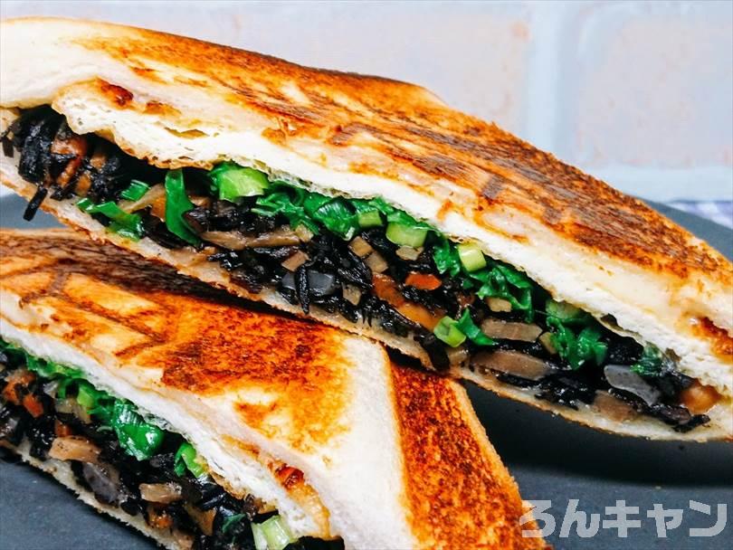 ホットサンドメーカーで焼いた後のひじきと油揚げのホットサンドを半分に切った状態