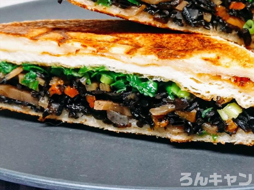 ホットサンドメーカーで焼いた後のひじきと油揚げのホットサンドを半分に切った状態