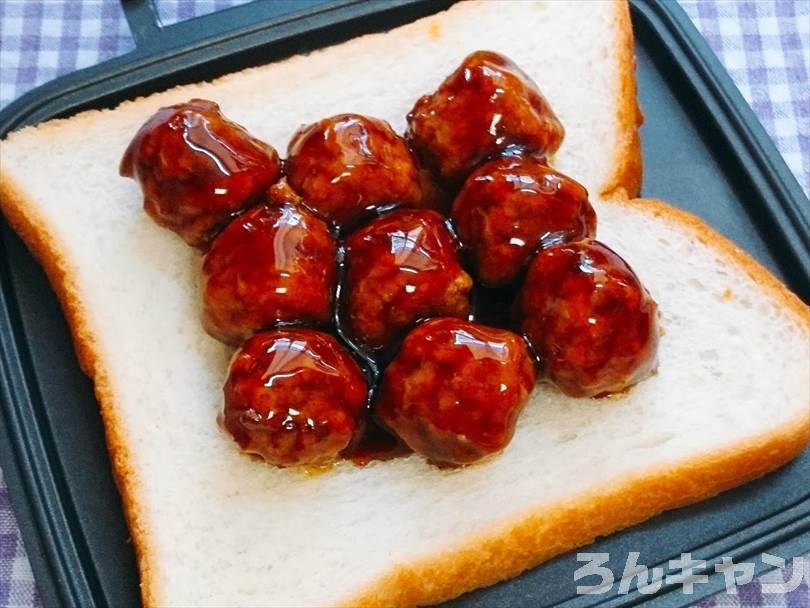 ホットサンドメーカーで焼く前のミートボール&チーズのホットサンド