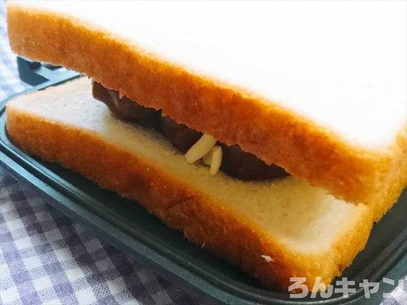 ホットサンドメーカーで焼く前のミートボール&チーズのホットサンド