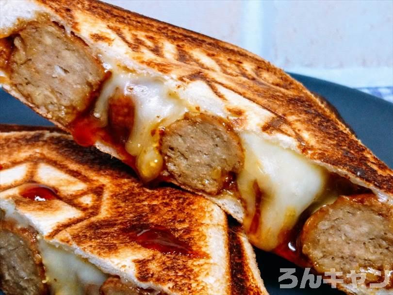 ホットサンドメーカーで焼いた後のミートボール&チーズのホットサンドを半分に切った状態