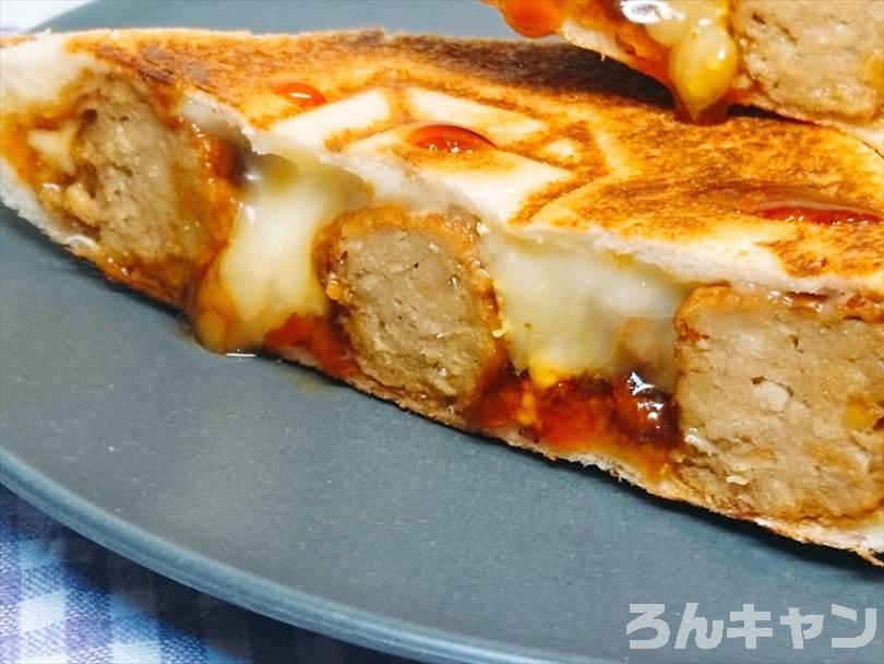 ホットサンドメーカーで焼いた後のミートボール&チーズのホットサンドを半分に切った状態